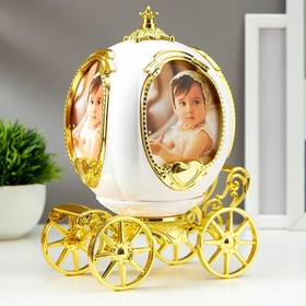 {{photo.Alt || photo.Description || 'УЦЕНКА Фоторамка на 4 фото 9×7.5 см «Карета», музыкальная механическая, белая с золотом, 23×18×12.5 см'}}