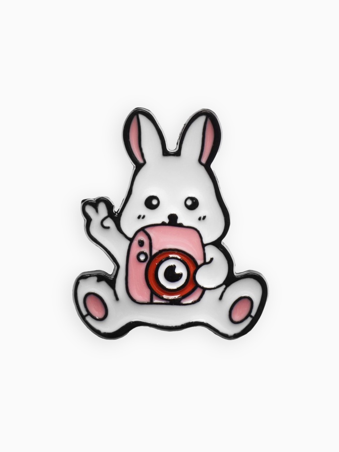 Значок «Зайка с камерой», бело-розовый в чёрном металле - Фото 1