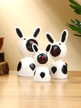 {{photo.Alt || photo.Description || 'УЦЕНКА Набор сувенирный «Зайки» дерево H 14, 12, 9 см, цв. бело-чёрный'}}