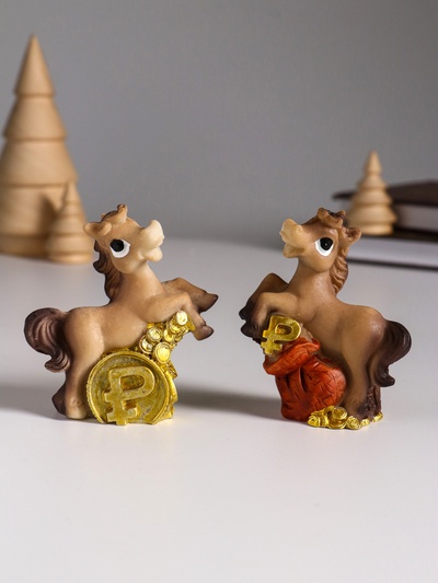 Фигурка полистоун «Лошадка с монетой - рубль», 6.5×2.6×7 см