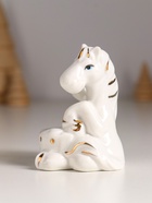 Фигурка керамика «Конь с подарком», белый с золотом, 6.5×5.5×7.5 см - фото 54003685