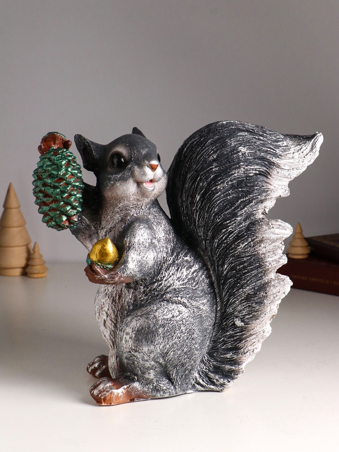 Фигурка полистоун «Белка с шишкой», 26.5×27.5×14 см - Фото 1