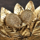 УЦЕНКА Подставка для мелочей «Пара ежей на тарелке из листьев», под золото, 24×24×6.5 см - Фото 2