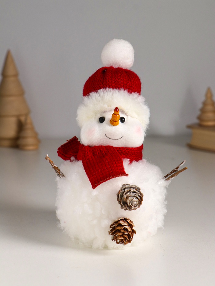 Фигурка «Снеговичок белый, в шапке с мехом и красном шарфе», 9×11×16 см