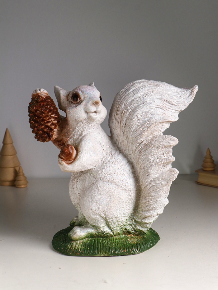 Фигурка полистоун «Белка с шишкой», с глиттером, 26×28 см - Фото 1