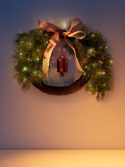 Декоративный венок «Ель с колокольчиком», d=55 см, 30 LED, от батареек CR2032×2, свечение тёплое белое