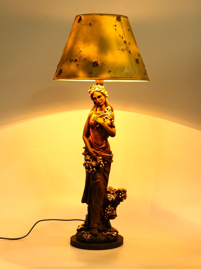 Лампа настольная декоративная с абажуром «Девушка с виноградом», 71×30×30 см, под бронзу - Фото 1