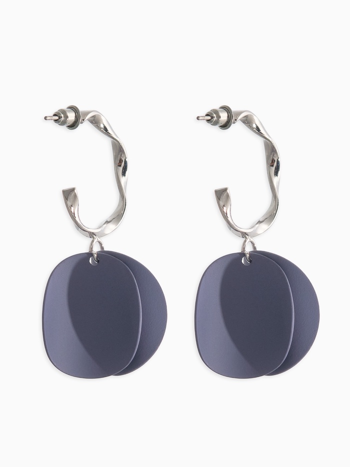 Серьги «Лепесточки на кольце», серые в серебре - Фото 1