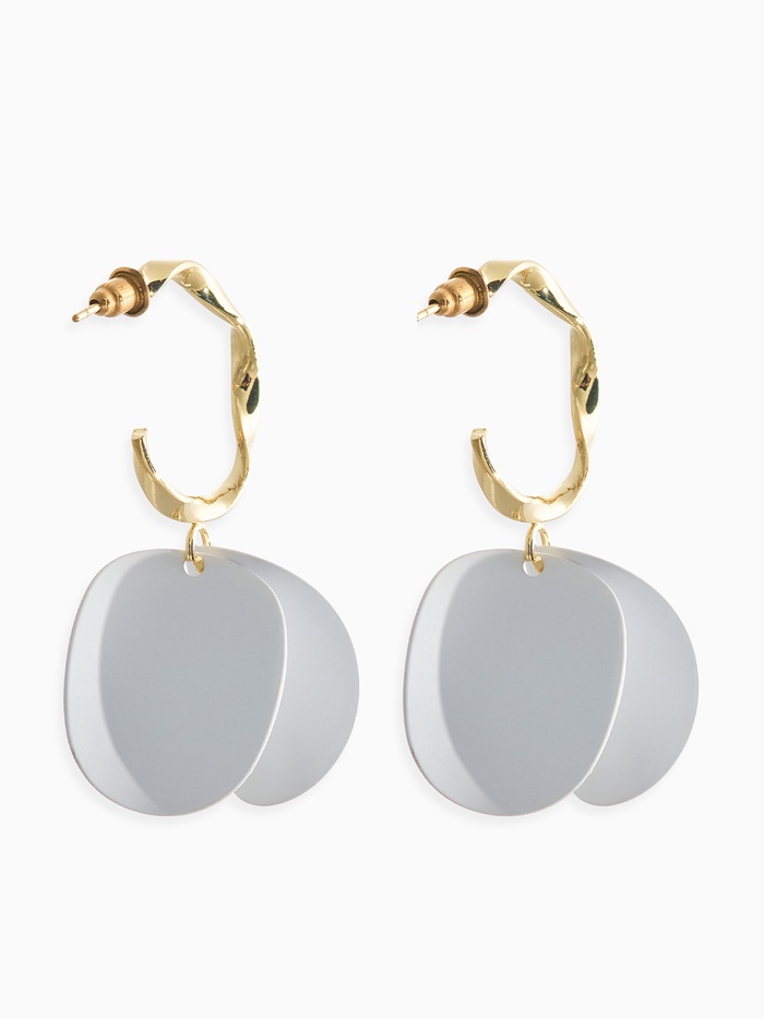 Серьги «Лепесточки на кольце», белые в золоте - Фото 1