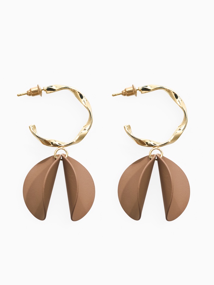 Серьги «Лепесточки на кольце», коричневые в золоте - Фото 1