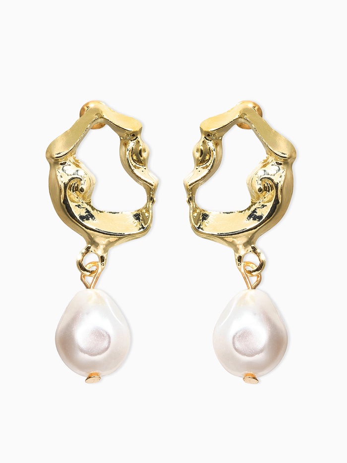 Серьги жемчуг «Капелька» мятый металл, белые в золоте