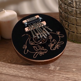 {{photo.Alt || photo.Description || 'УЦЕНКА Сувенирный музыкальный инструмент «Калимба узор» круглая 7×14×14 см'}}