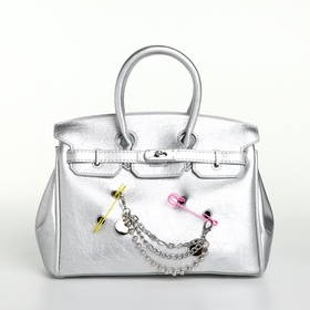 {{photo.Alt || photo.Description || 'УЦЕНКА Сумка женская 24×14×19, отд на клапане, длин ремень, серебро'}}