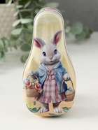 Шкатулка для хранения мелочей, украшений «Зайка с корзинками с цветами и яичками», металл, 4.6×7×14.3 см - Фото 1
