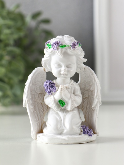 Фигурка полистоун «Ангелочек с букетом лаванды», белый с фиолетовым, 7×5×9 см
