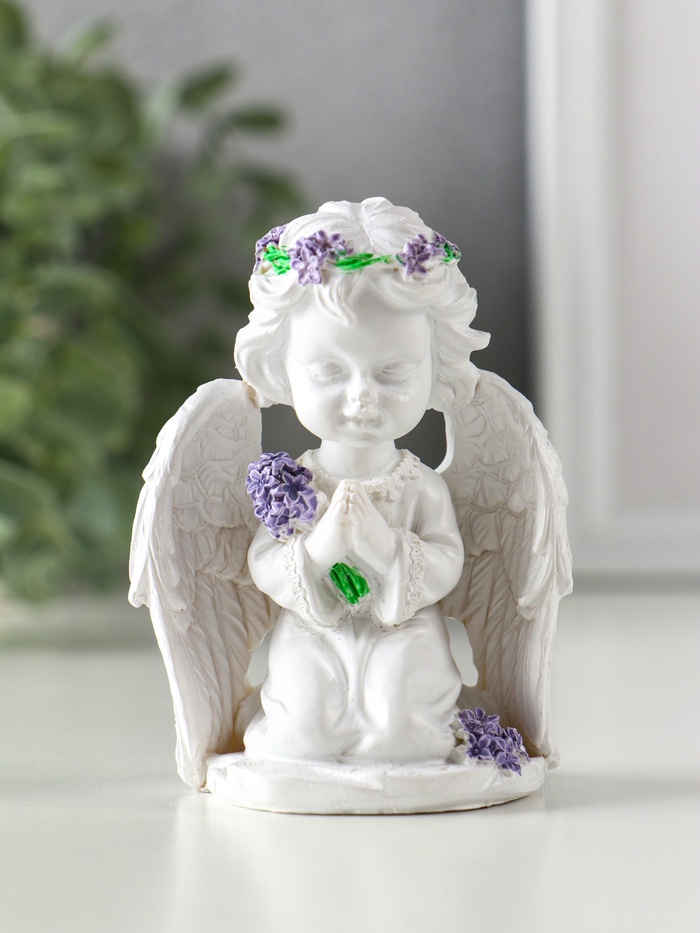 Фигурка полистоун «Ангелочек с букетом лаванды», белый с фиолетовым, 7×5×9 см - Фото 1