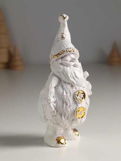 Фигурка «Дед Мороз с подарком», 16×8.5×6.5 см, белый с позолотой