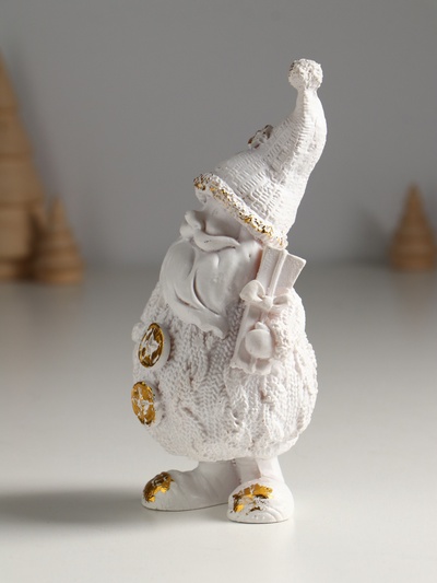 Фигурка «Дед Мороз с подарком», 16×8.5×6.5 см, белый с позолотой