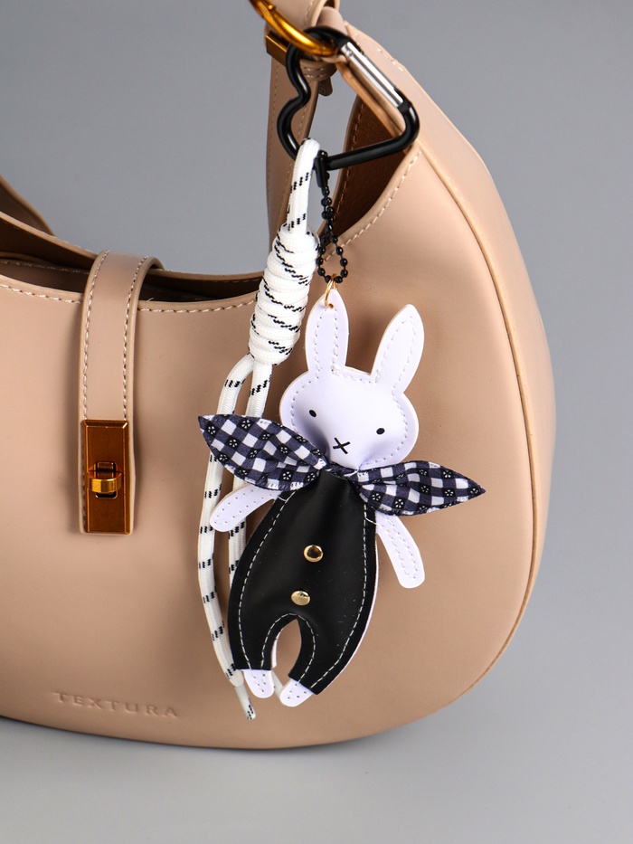 Брелок для ключей на карабине «Зайчик с косынкой», на сумку, рюкзак, чёрно-белый, с узлом, 22.5×7×1.7 см - Фото 1