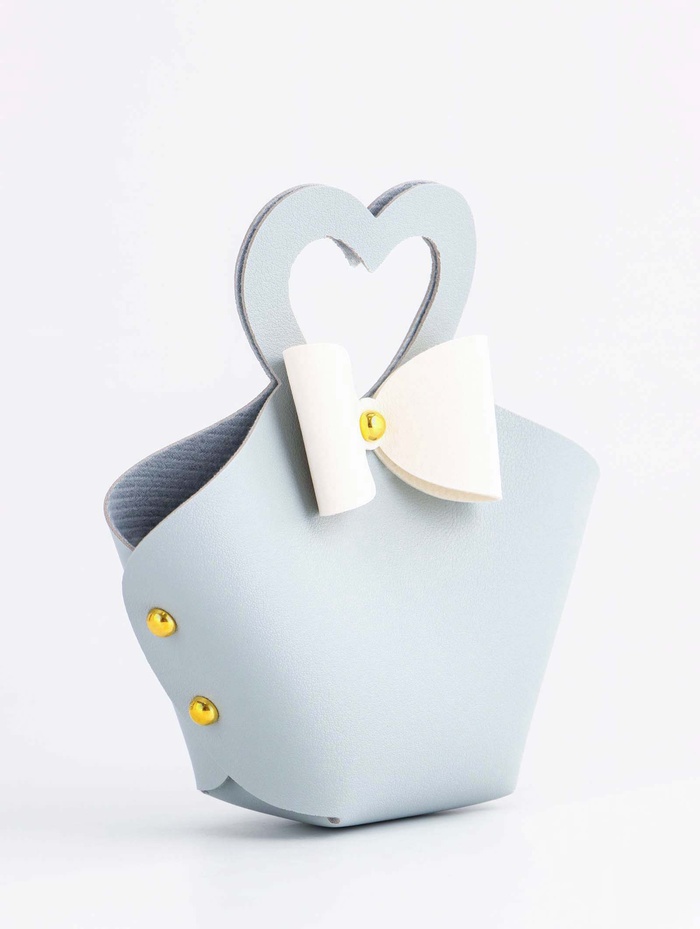 Кожаная подарочная сумочка для бижутерии и сувениров, небесно - голубая с бантом, 10.5×5×6 см - Фото 1