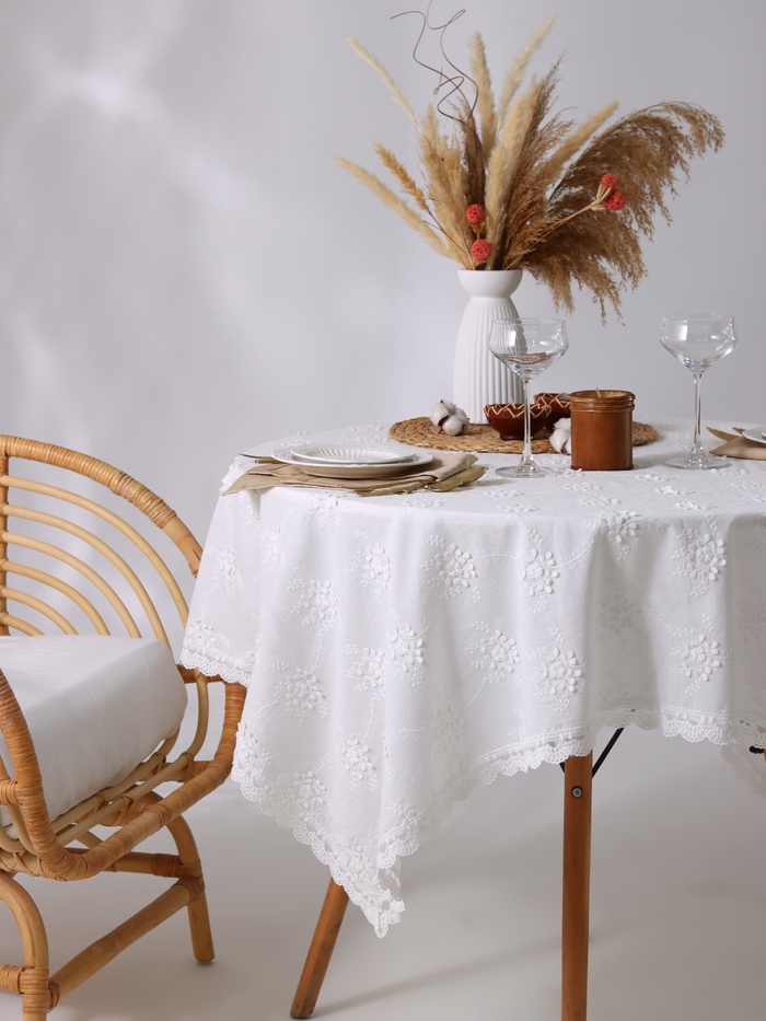 Скатерть «Этель», фактурная с вышивкой, 140×140 см, белая