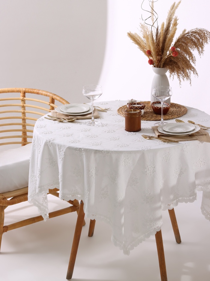 Скатерть «Этель», белая, фактурная с вышивкой, 140×140 см