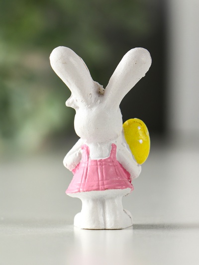 Фигурка полистоун «Белый зайка с яйцом/букетом», 2.2×3×4.2 см, МИКС