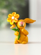 Фигурка полистоун «Заяц с яркой ромашкой», 2.5×3.8×4.4 см, МИКС - фото 118995272