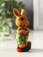 Фигурка полистоун «Зайчик-огородник с корзиной с урожаем», 4.8×3.2×9 см, МИКС - фото 59415564
