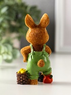 Фигурка полистоун «Зайчик-огородник с корзиной с урожаем», 4.8×3.2×9 см, МИКС - фото 59415565