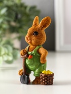 Фигурка полистоун «Зайчик-огородник с корзиной с урожаем», 4.8×3.2×9 см, МИКС - фото 59415566