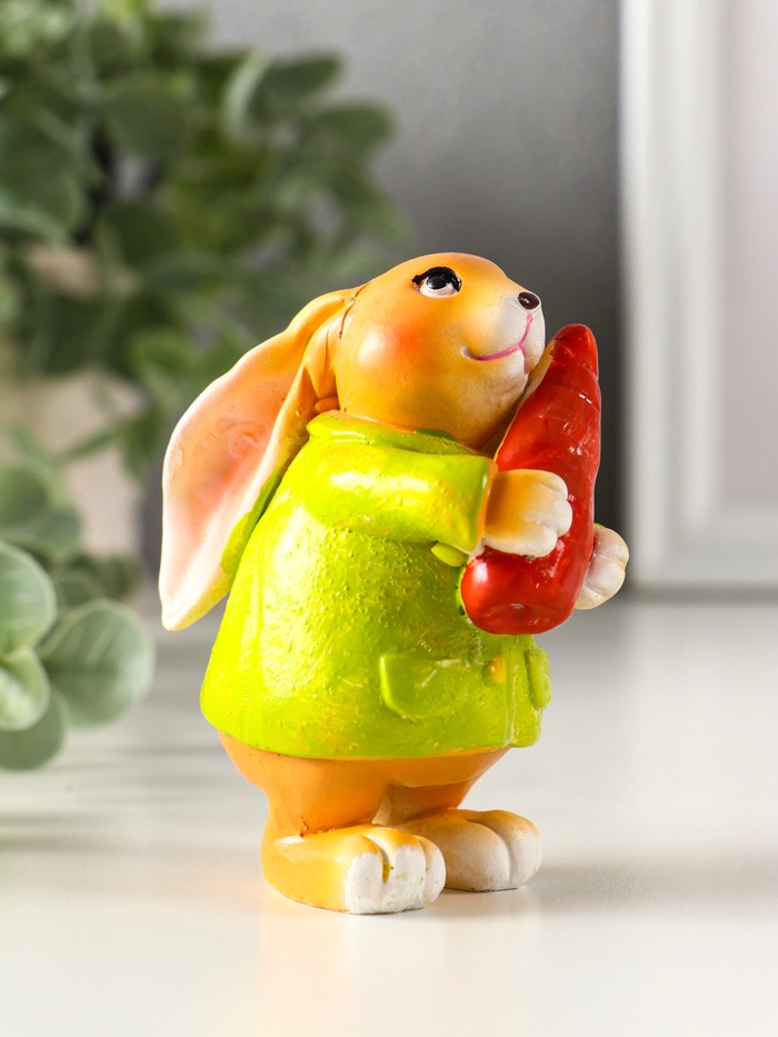 Фигурка полистоун «Зайчик с морковью, в зелёном пальто», 7×4.5×9 см