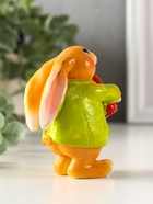 Фигурка полистоун «Зайчик с морковью, в зелёном пальто», 7×4.5×9 см - фото 809290735 Фигурка полистоун «Зайчик с морковью, в зелёном пальто», 7×4.5×9 см - фото 809290735