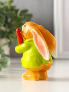 Фигурка полистоун «Зайчик с морковью, в зелёном пальто», 7×4.5×9 см - фото 809290736 Фигурка полистоун «Зайчик с морковью, в зелёном пальто», 7×4.5×9 см - фото 809290736