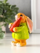 Фигурка полистоун «Зайчик с морковью, в зелёном пальто», 7×4.5×9 см - фото 809290737 Фигурка полистоун «Зайчик с морковью, в зелёном пальто», 7×4.5×9 см - фото 809290737