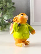 Фигурка полистоун «Зайчик с лопатой, в зелёном пальто», 6×7.5×9.5 см - фото 809290739 Фигурка полистоун «Зайчик с лопатой, в зелёном пальто», 6×7.5×9.5 см - фото 809290739