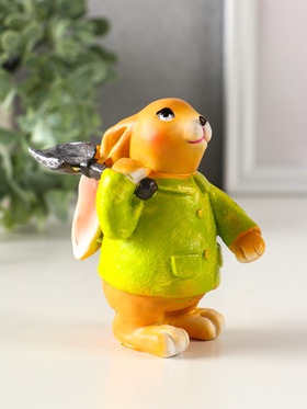 Фигурка полистоун «Зайчик с лопатой, в зелёном пальто», 6×7.5×9.5 см