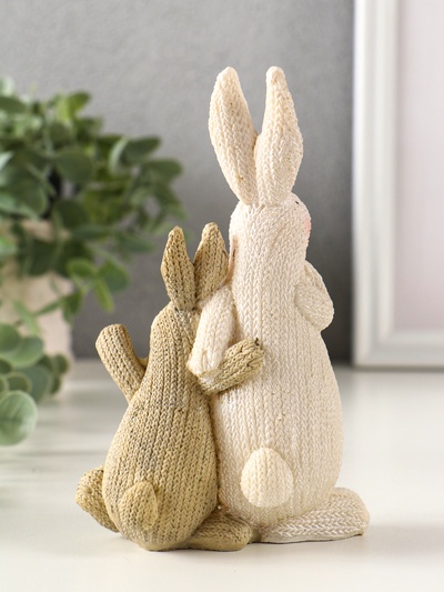 Фигурка полистоун «Зайка с зайчонком вязанные с бабочками, цветами», 5×9.8×15 см