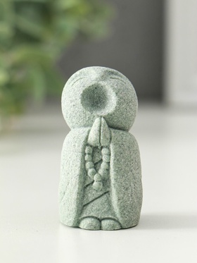 Сувенир песчаник "Буддийский монах с чётками - священные писания" 3х3х5,5 см