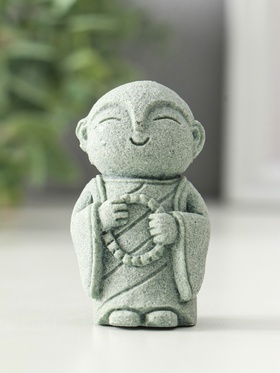 Фигурка песчаник «Маленький монах с чётками», 3×4.2×6.7 см