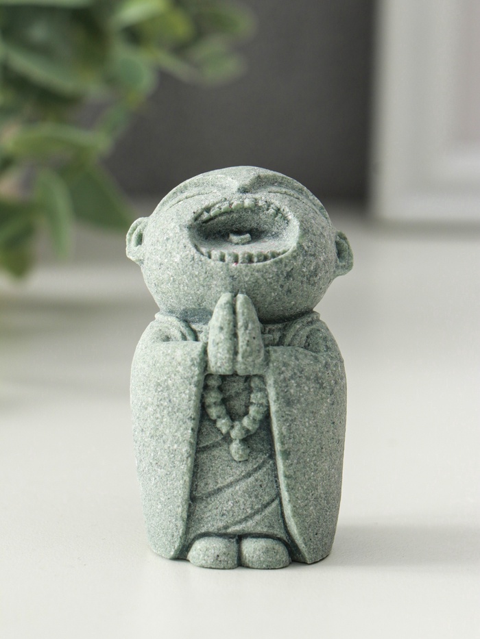 Фигурка песчаник «Маленький монах с чётками - священные писания», 3.3×4×7 см - Фото 1