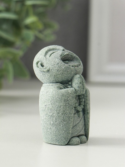 Фигурка песчаник «Маленький монах с чётками - священные писания», 3.3×4×7 см