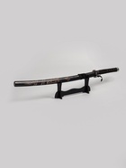 УЦЕНКА Сувенирное оружие «Катана на подставке», чёрные ножны с резным драконом, рукоять микс 100 см 4 - Фото 4