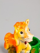 УЦЕНКА Фигурка-подсвечник полистоун «Коняшка с банкнотами и подковой» d=2.3 см 5.3×4×6 см 10956447