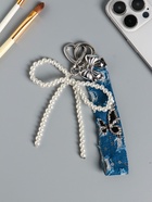 Брелок для ключей на карабине с джинсовым ремешком «Жемчужный бант и бабочка», бусины d=0.5 см, на сумку, рюкзак, 15×10.5×1 см - фото 809311239