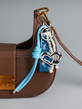 Брелок для ключей на карабине с джинсовым ремешком «Сердце и нить жемчуга», бусины d=0.5 см, на сумку, рюкзак, 18×4.8×2 см