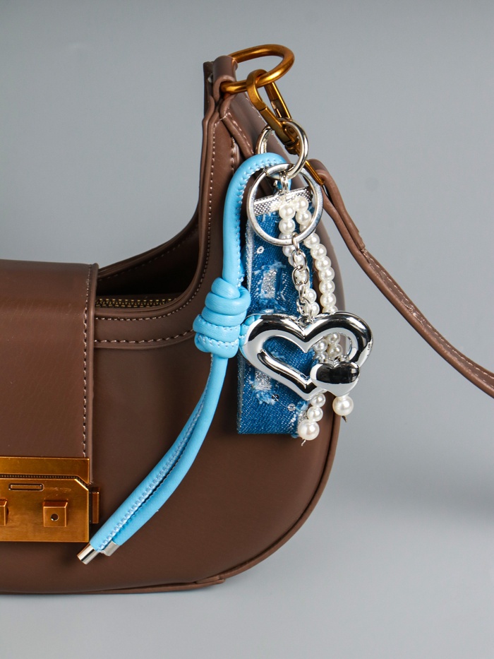 Брелок для ключей на карабине с джинсовым ремешком «Сердце и нить жемчуга», бусины d=0.5 см, на сумку, рюкзак, 18×4.8×2 см - Фото 1