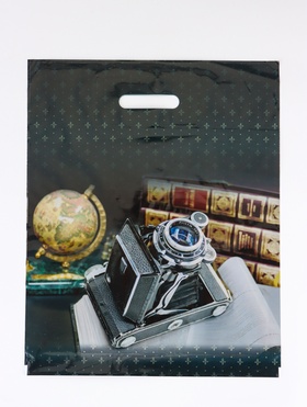 Пакет подарочный «Фокус» полиэтиленовый с вырубной ручкой, ламинированый 38×47 см, 60 мкм (50 шт)