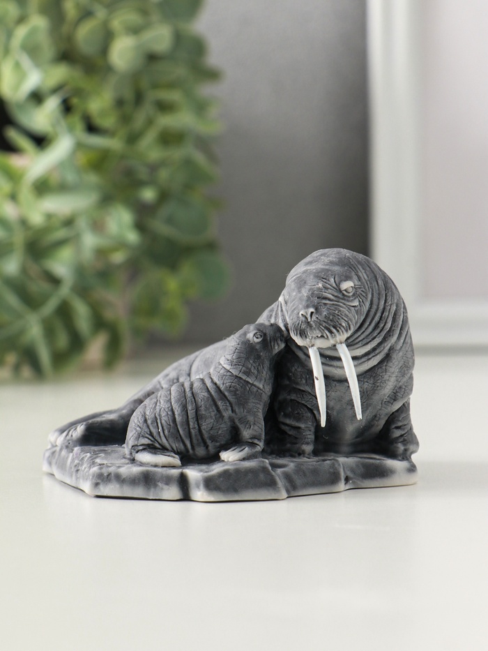 Фигурка «Самка моржа с детёнышем», 5.7 см - Фото 1