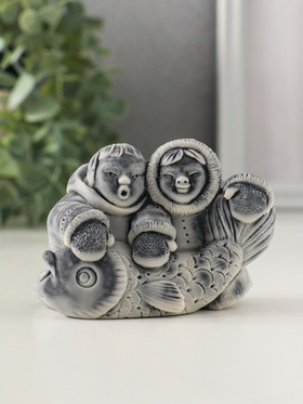 Фигурка «Два рыбака с большой рыбиной», 5.8 см